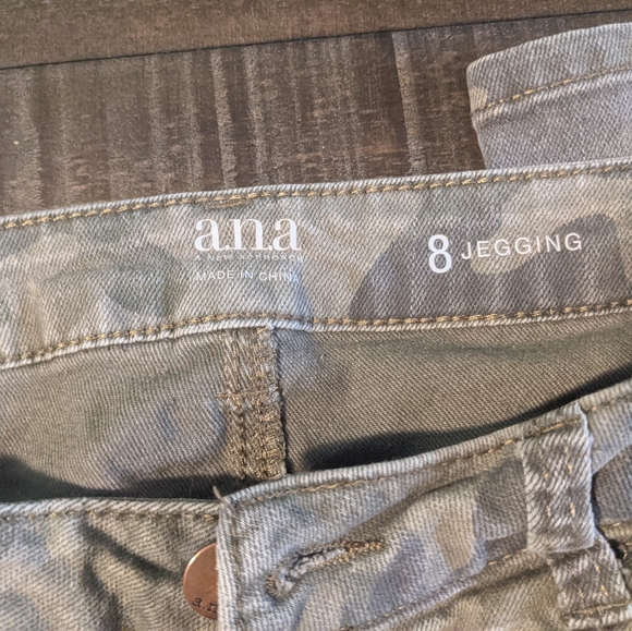 Women's ANA A New Approach Camo Jegging Size 8 - Picture 2 of 3
